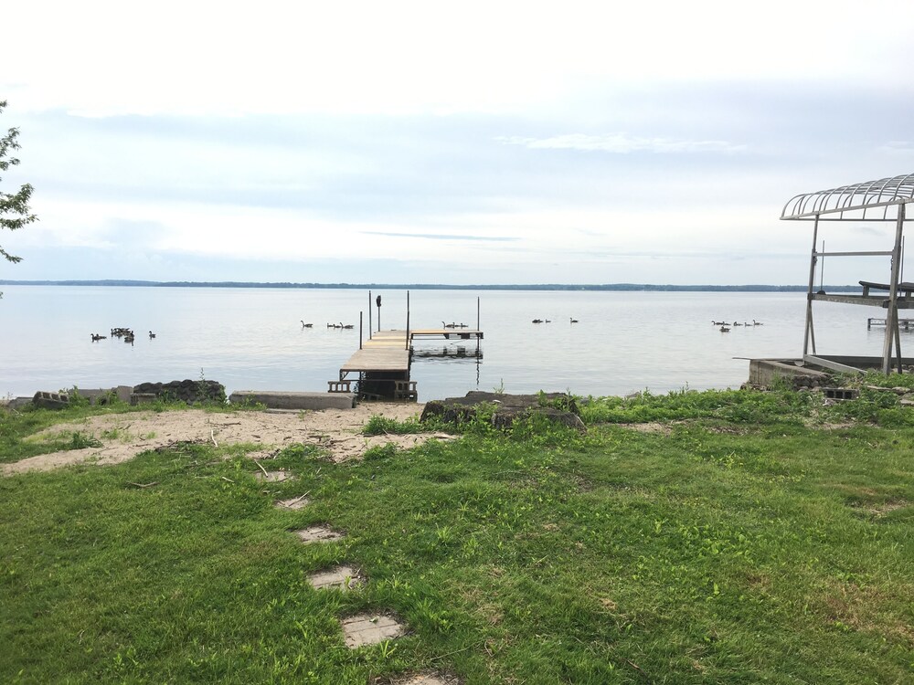 Sweet beach front on Lake Koshkonong w/lots of room & a Paddleboat in
