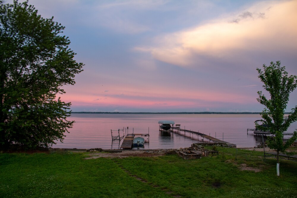 Sweet beach front on Lake Koshkonong w/lots of room & a Paddleboat in