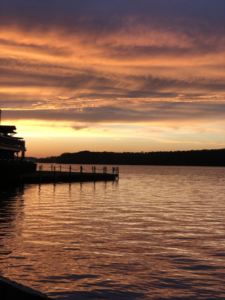 Hot Springs Lakeside Couples Retreat near Oaklawn Racing