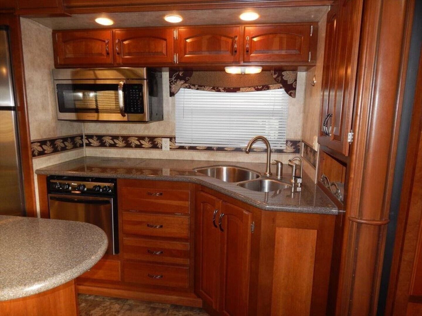 Luxury RV on waterfront site at Lathrom's Landing. Fisherman's paradise in Oak Hill, United States