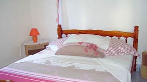 2 bedrooms, iron/ironing board, free WiFi
