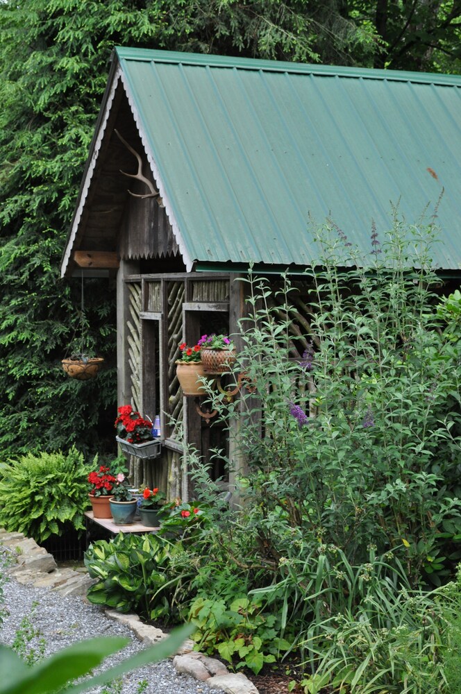 1850s log cabin, summer house/gazebo, gardens! 1 mile to downtown Weaverville