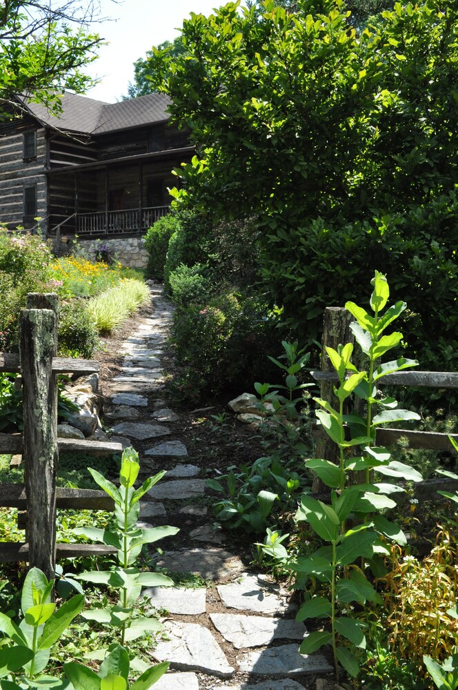 1850s log cabin, summer house/gazebo, gardens! 1 mile to downtown Weaverville