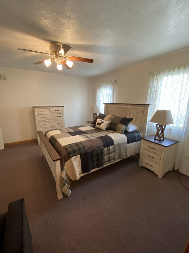 Newly updated Lakefront Houghton Lake home close to popular sandbar