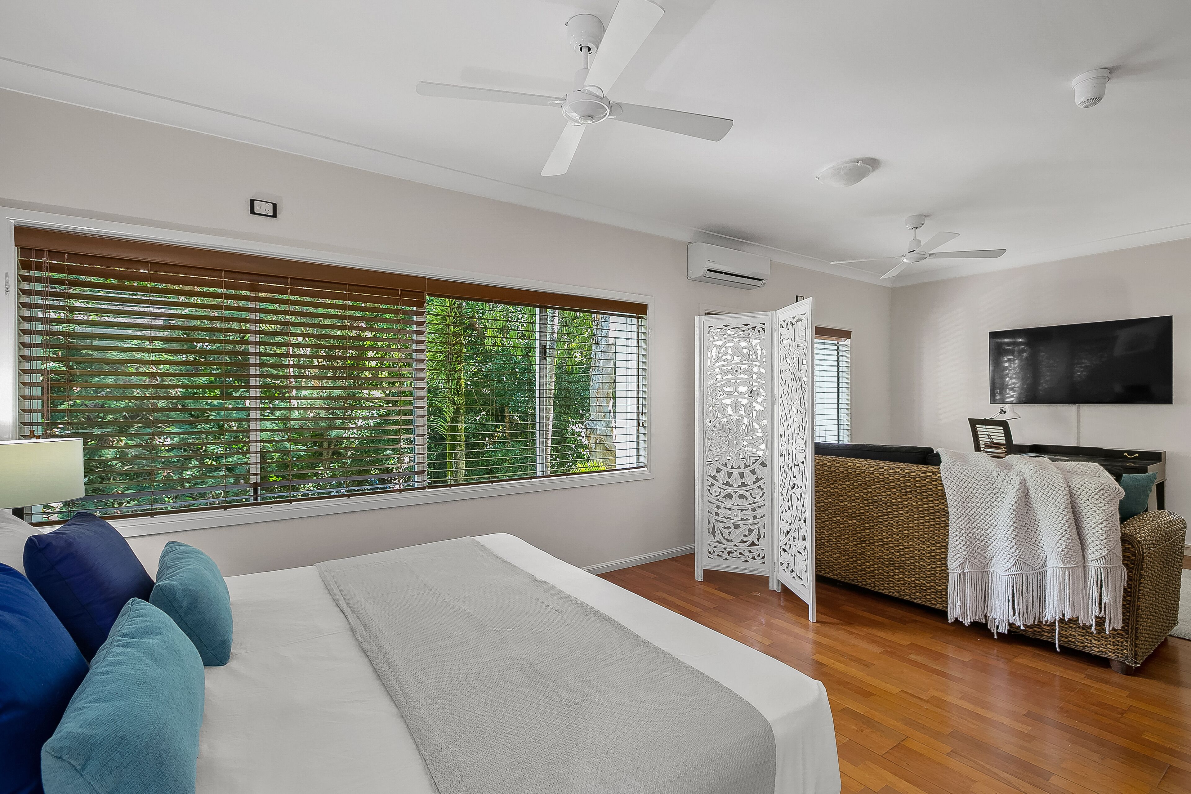 Poolside Alamanda Beachfront Resort 88