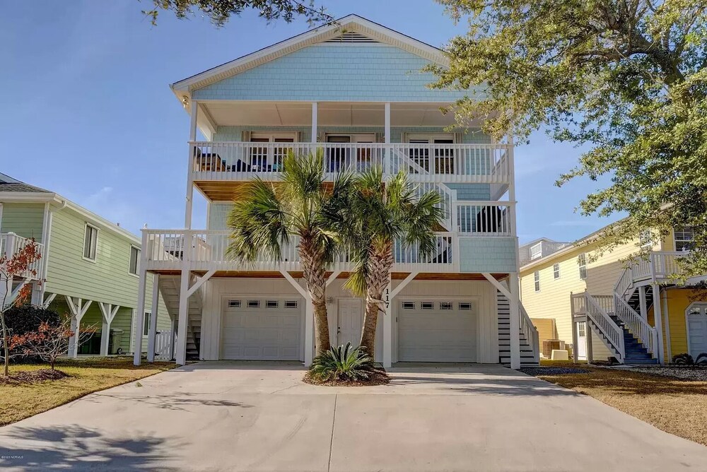 2 Blocks from Beach, Dog Friendly w/ no dog fees!, Hot Tub, Fenced Yard