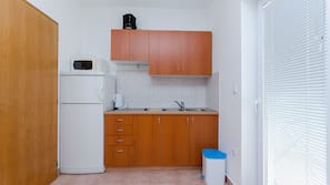 Fridge, cookware/dishes/utensils
