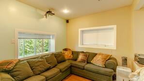 TV, DVD player, books, stereo