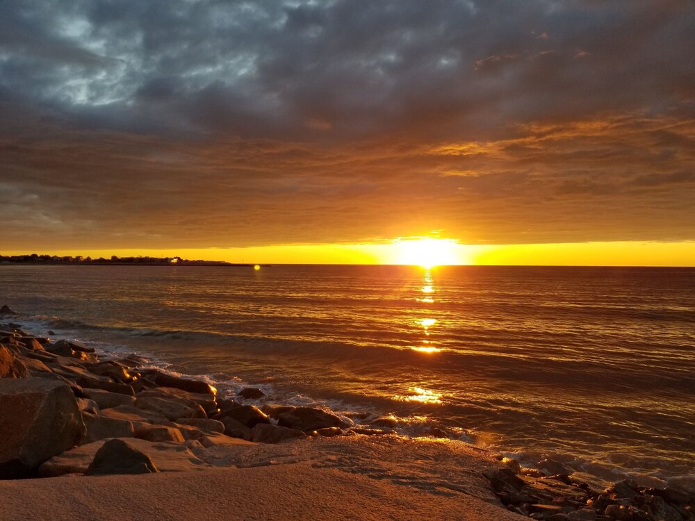 Beautiful Beach House, Green Harbor Marshfield! Steps to beach, dead