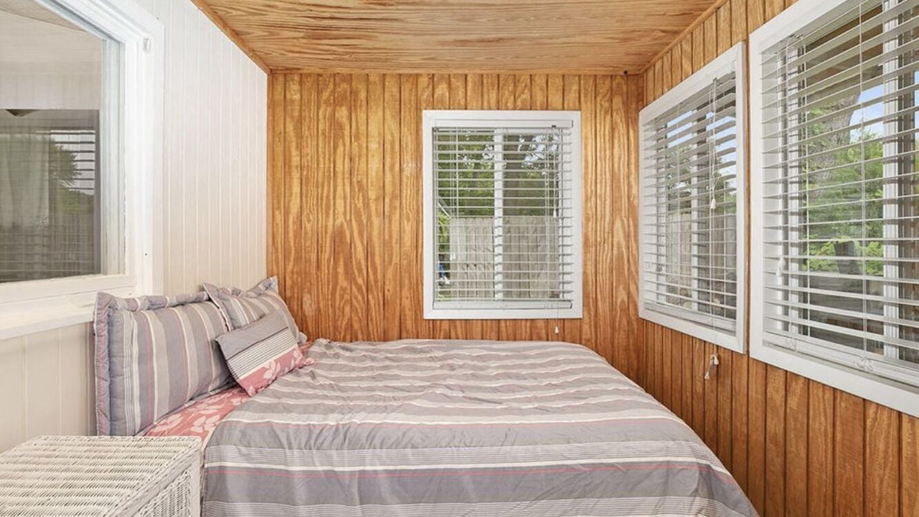 Gun Lake Cottage - Bonfire, AC, Full Kitchen, Gazebo! Dock your boat or rent one in Kalamazoo, United States