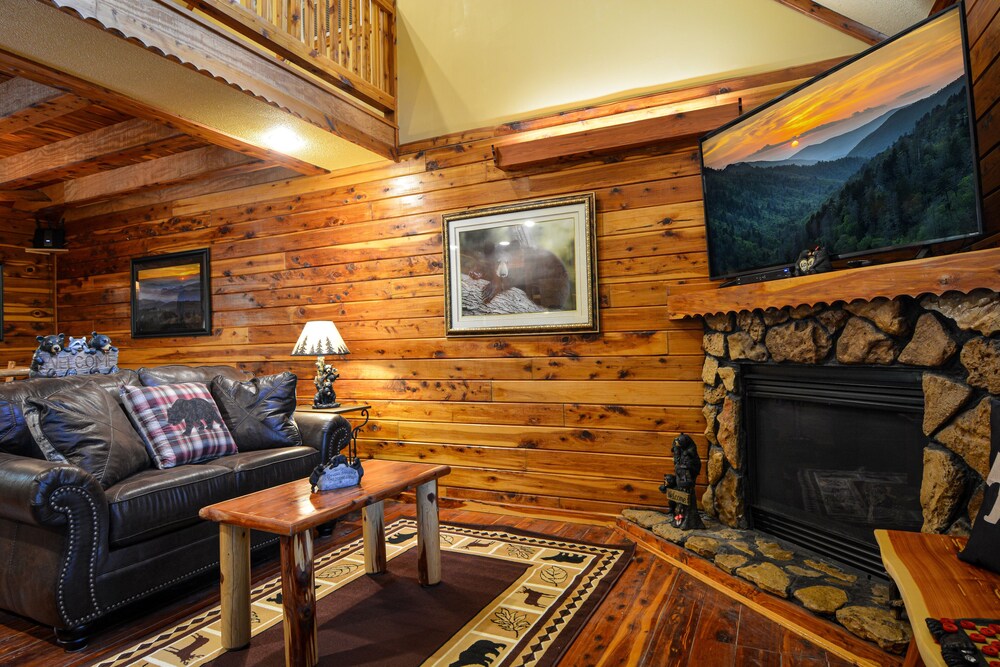 NEW LISTING! Gatlinburg INCREDIBLE MTN Views, Theater Room, Internet, HOT TUB, Free Tickets