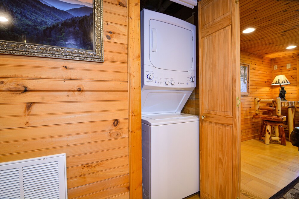 NEW LISTING! Gatlinburg INCREDIBLE MTN Views, Theater Room, Internet, HOT TUB, Free Tickets