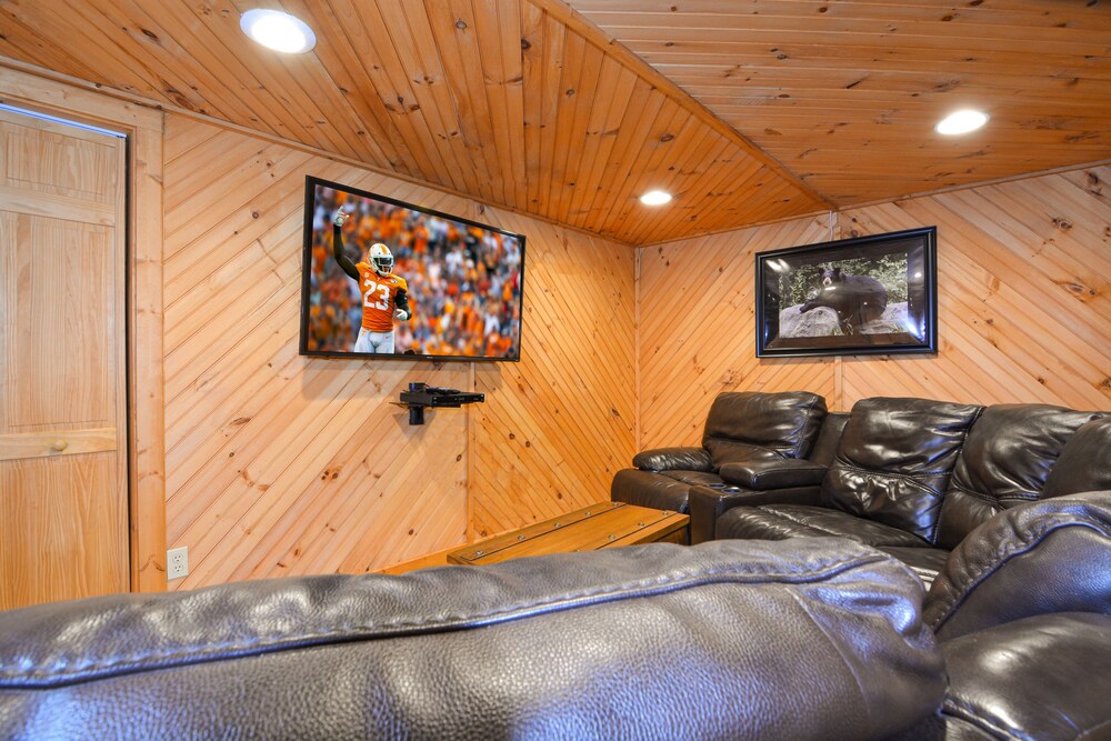 NEW LISTING! Gatlinburg INCREDIBLE MTN Views, Theater Room, Internet, HOT TUB, Free Tickets