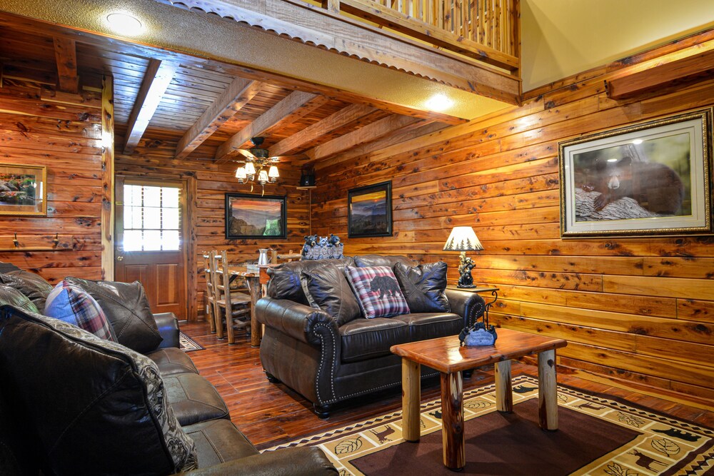 NEW LISTING! Gatlinburg INCREDIBLE MTN Views, Theater Room, Internet, HOT TUB, Free Tickets