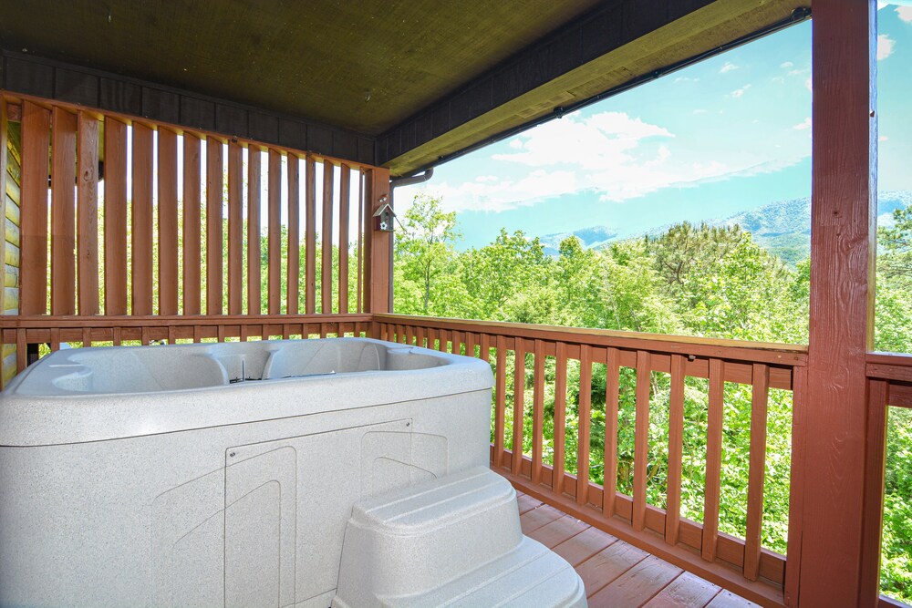 NEW LISTING! Gatlinburg INCREDIBLE MTN Views, Theater Room, Internet, HOT TUB, Free Tickets