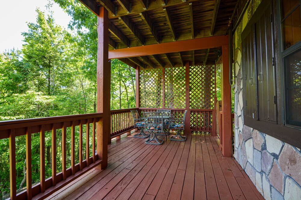 NEW LISTING! Gatlinburg INCREDIBLE MTN Views, Theater Room, Internet, HOT TUB, Free Tickets