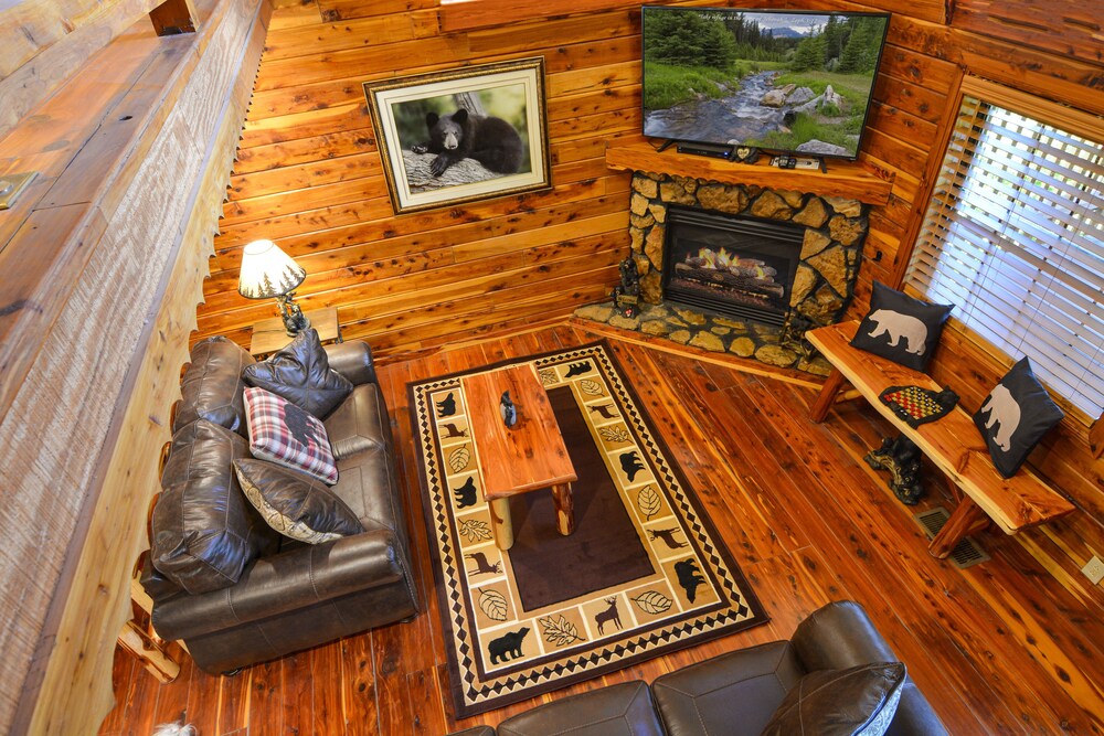 NEW LISTING! Gatlinburg INCREDIBLE MTN Views, Theater Room, Internet, HOT TUB, Free Tickets