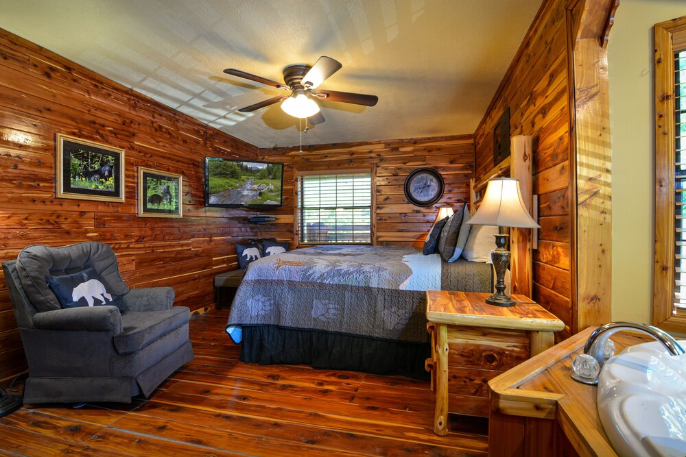 NEW LISTING! Gatlinburg INCREDIBLE MTN Views, Theater Room, Internet, HOT TUB, Free Tickets