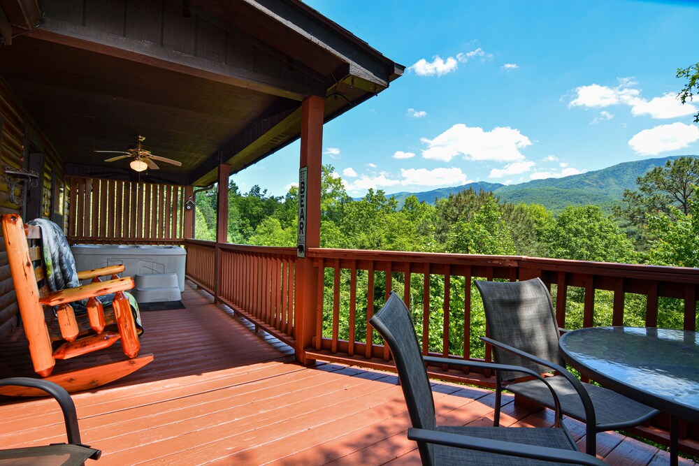 NEW LISTING! Gatlinburg INCREDIBLE MTN Views, Theater Room, Internet, HOT TUB, Free Tickets