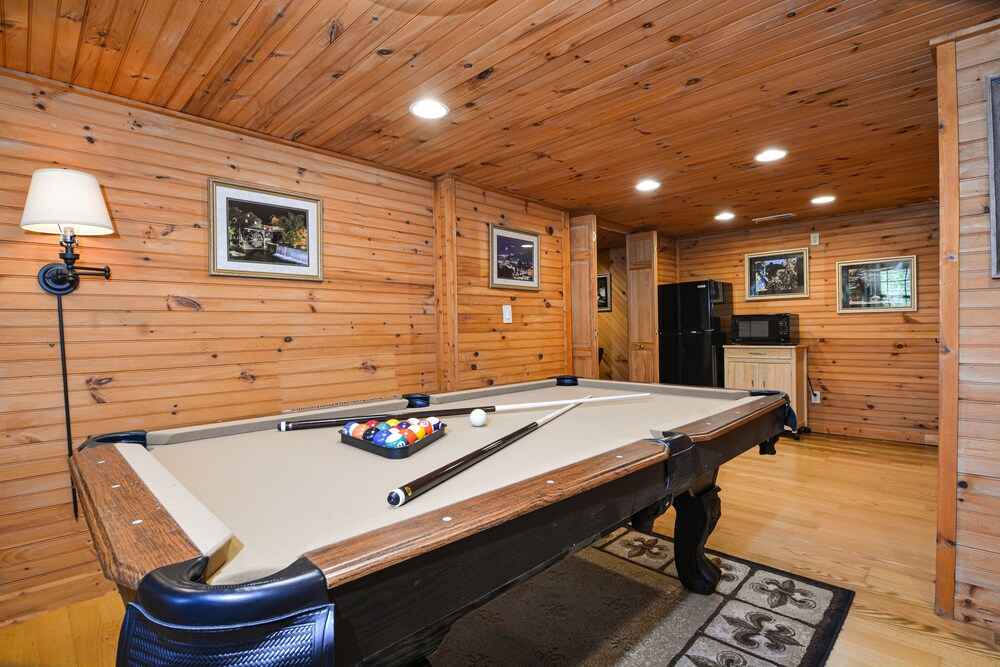 NEW LISTING! Gatlinburg INCREDIBLE MTN Views, Theater Room, Internet, HOT TUB, Free Tickets