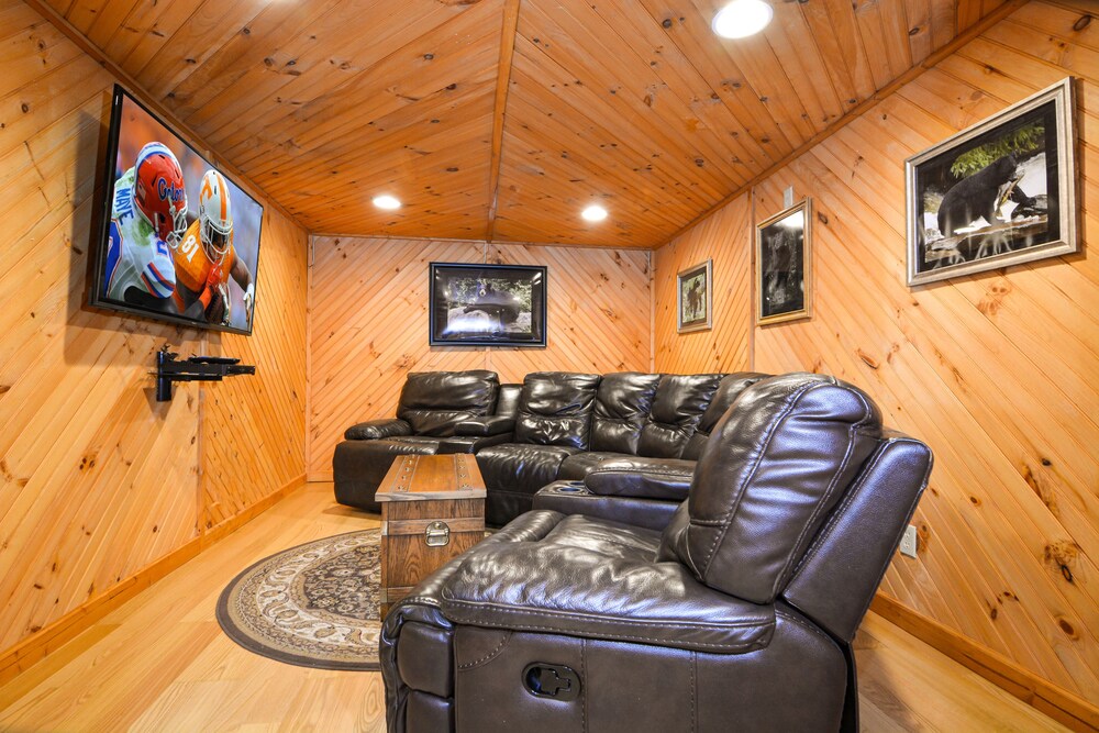 NEW LISTING! Gatlinburg INCREDIBLE MTN Views, Theater Room, Internet, HOT TUB, Free Tickets