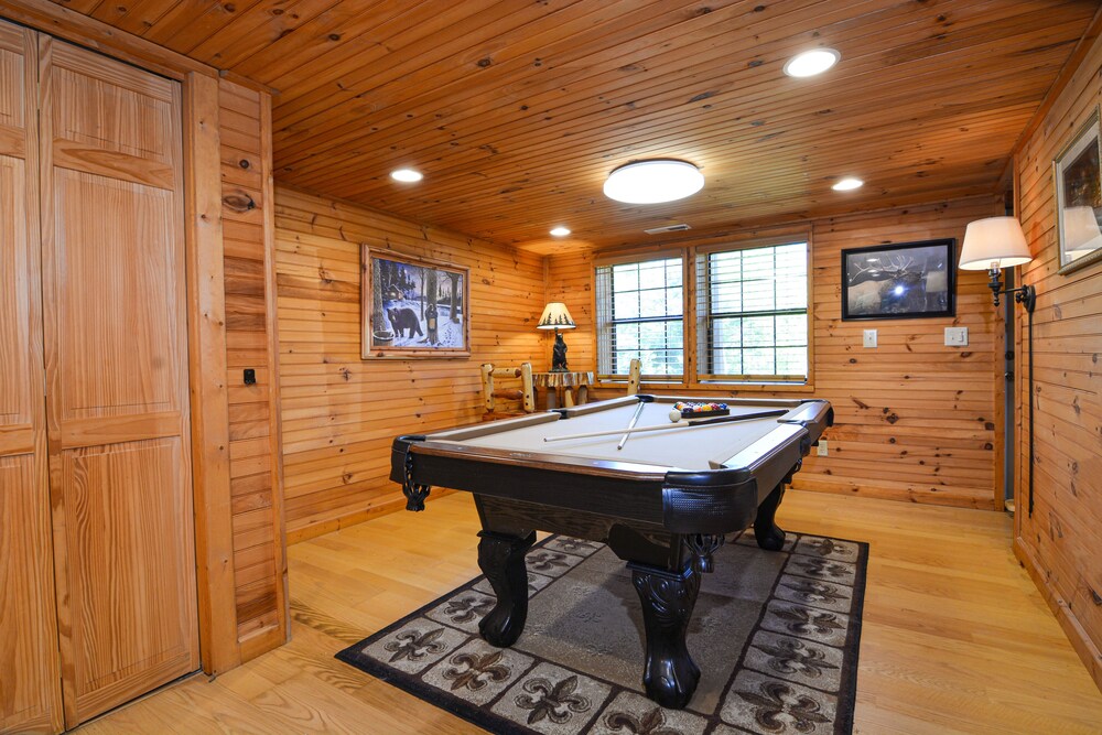 NEW LISTING! Gatlinburg INCREDIBLE MTN Views, Theater Room, Internet, HOT TUB, Free Tickets