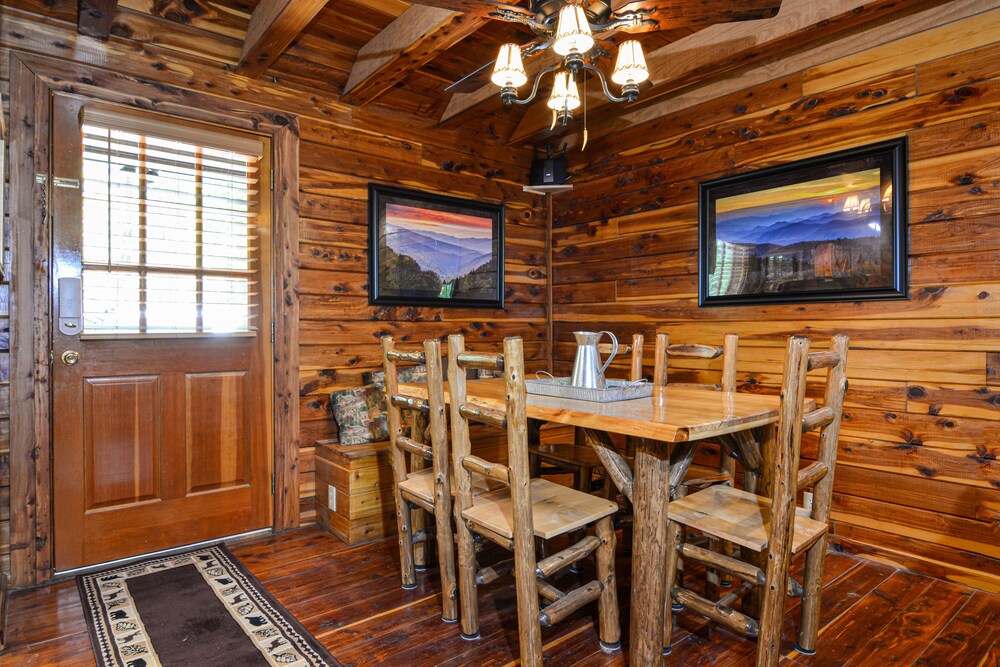 NEW LISTING! Gatlinburg INCREDIBLE MTN Views, Theater Room, Internet, HOT TUB, Free Tickets