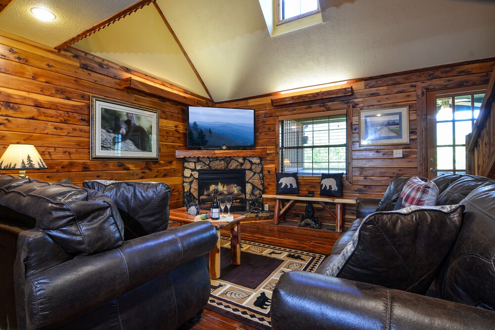 NEW LISTING! Gatlinburg INCREDIBLE MTN Views, Theater Room, Internet, HOT TUB, Free Tickets