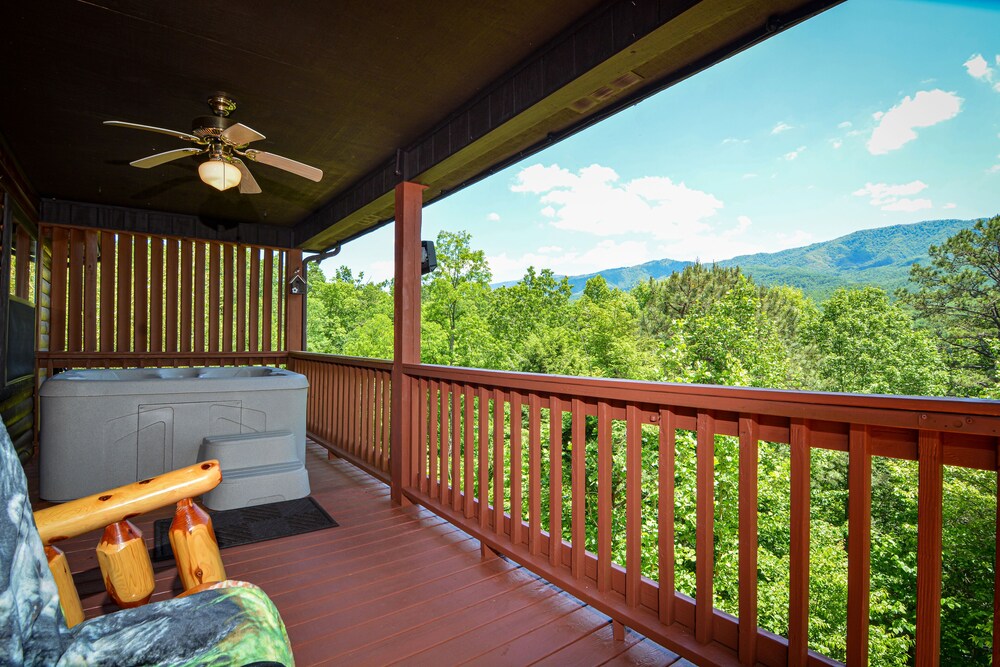 NEW LISTING! Gatlinburg INCREDIBLE MTN Views, Theater Room, Internet, HOT TUB, Free Tickets