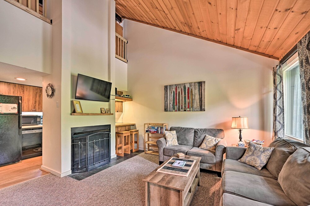 Village of Loon Mtn Condo w/ Fireplace & Balcony!