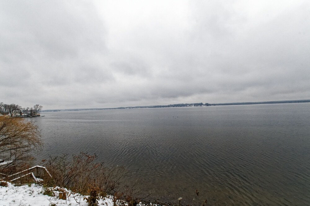 Saratoga Lake Front #1, minutes to The Track!