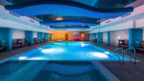 Innenpool, geöffnet von 10:00 Uhr bis 20:00 Uhr, Liegestühle