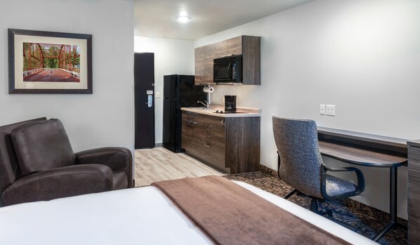 Room, 1 Queen Bed (Recliner) | Primary image