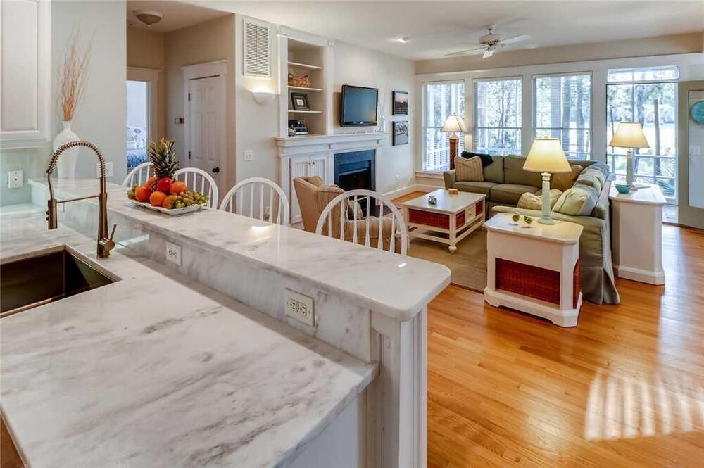 Watch the golfers play, quiet forest area, spacious home, BHI