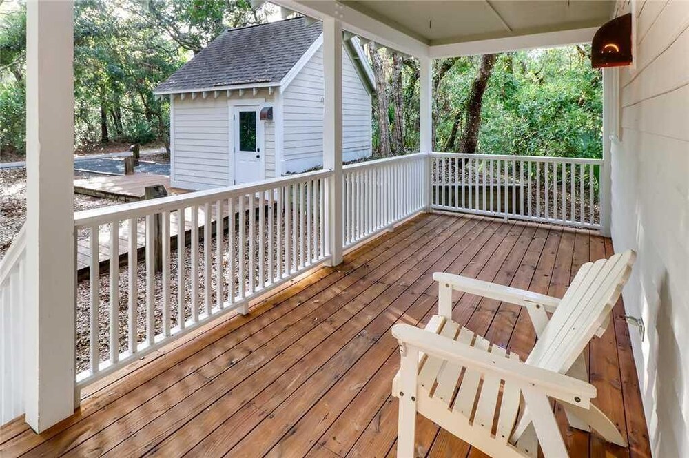 Watch the golfers play, quiet forest area, spacious home, BHI