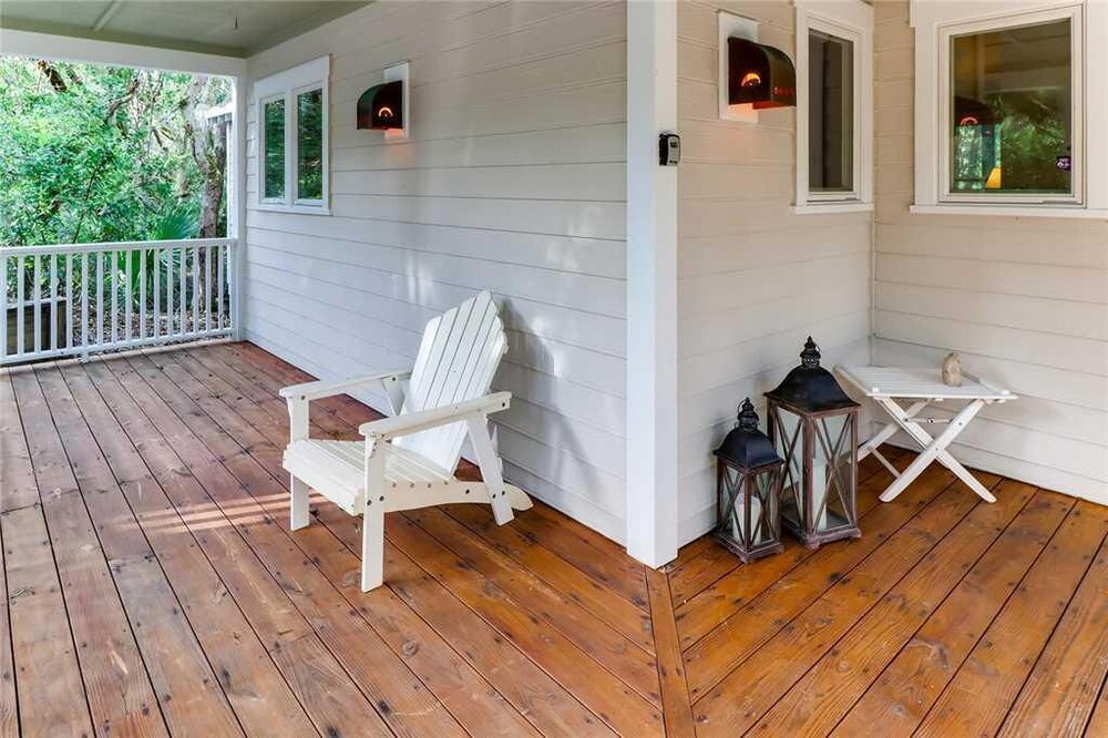 Watch the golfers play, quiet forest area, spacious home, BHI