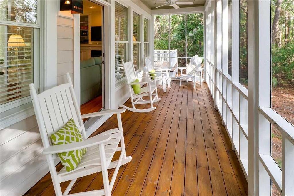 Watch the golfers play, quiet forest area, spacious home, BHI