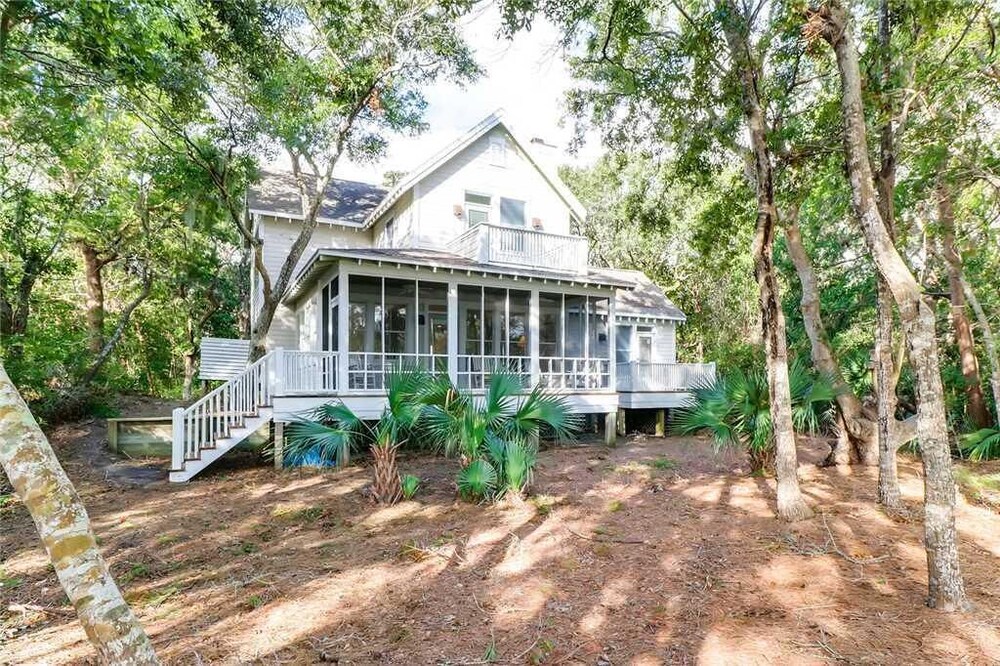 Watch the golfers play, quiet forest area, spacious home, BHI