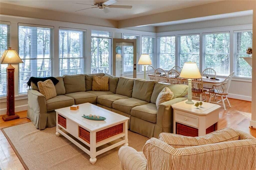 Watch the golfers play, quiet forest area, spacious home, BHI