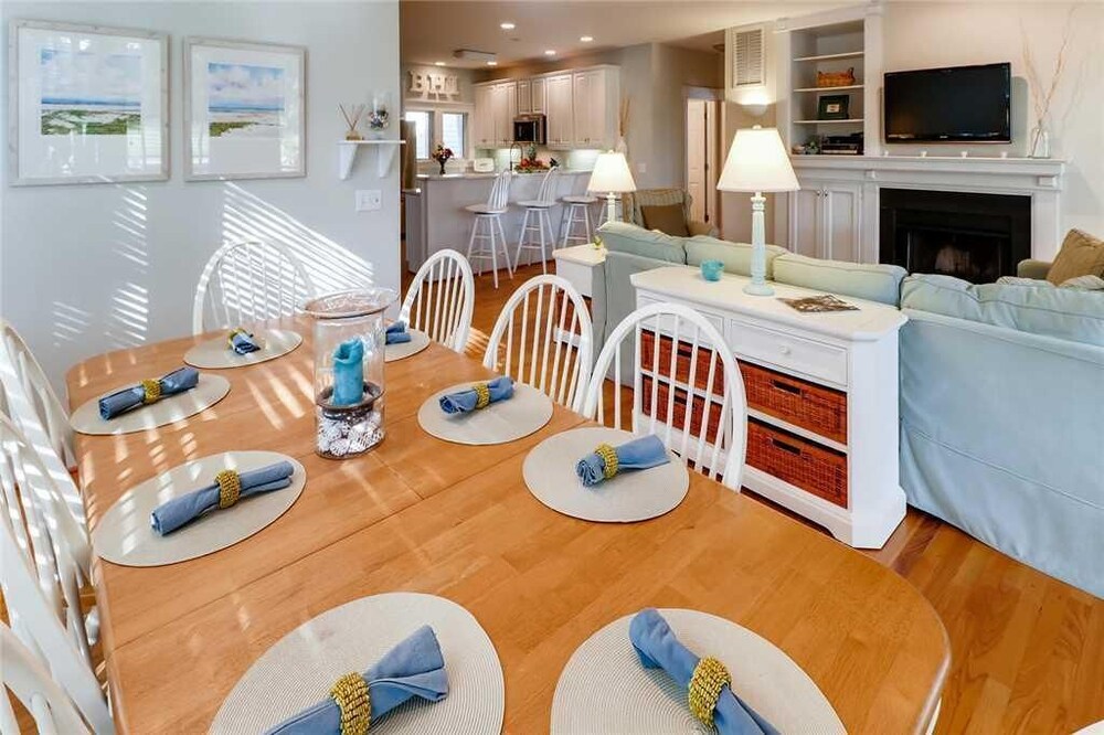 Watch the golfers play, quiet forest area, spacious home, BHI