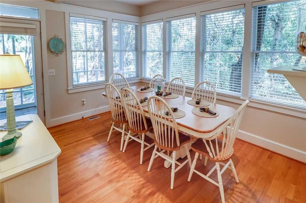 Watch the golfers play, quiet forest area, spacious home, BHI