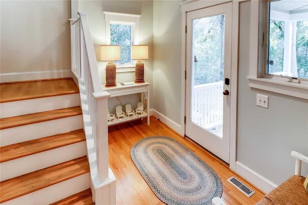 Watch the golfers play, quiet forest area, spacious home, BHI