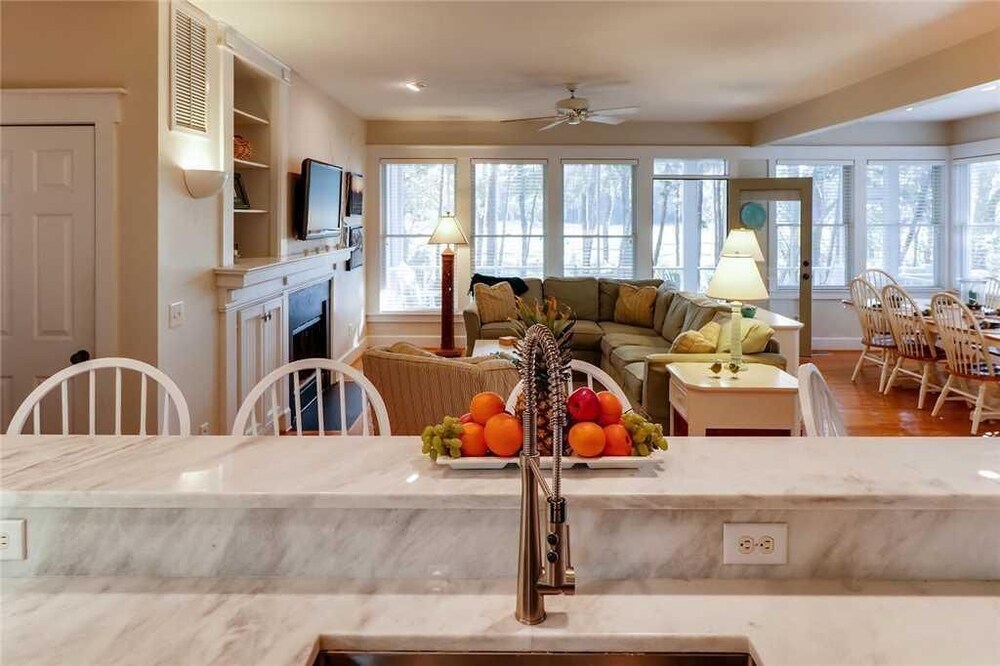 Watch the golfers play, quiet forest area, spacious home, BHI