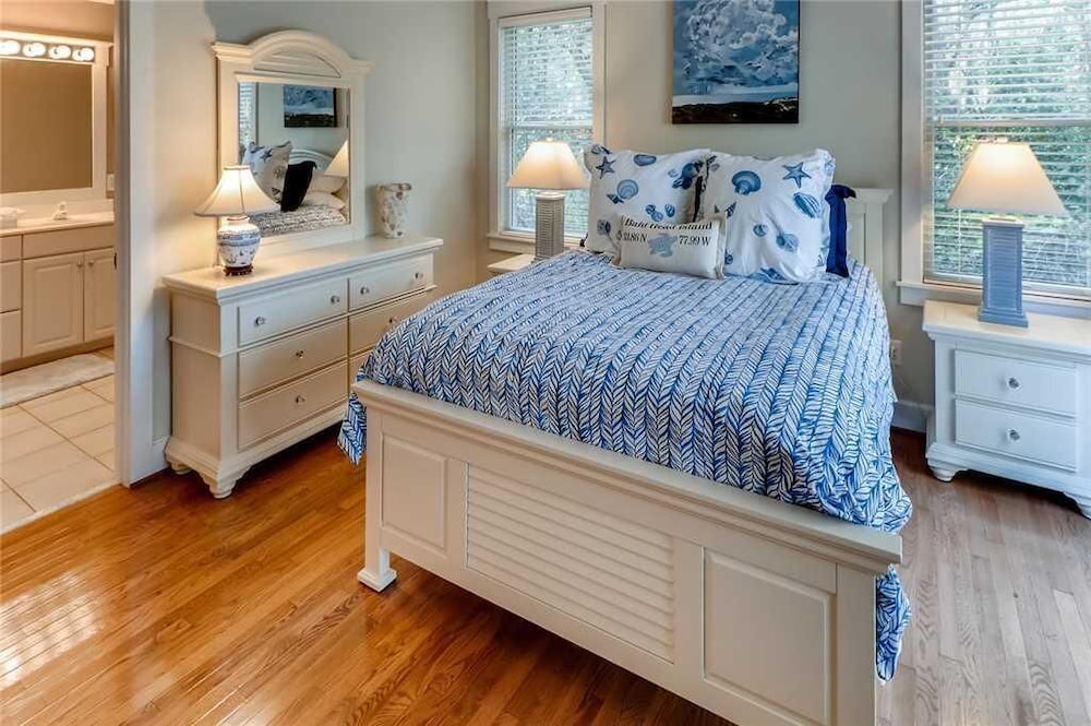 Watch the golfers play, quiet forest area, spacious home, BHI