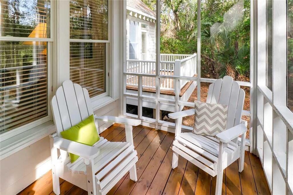 Watch the golfers play, quiet forest area, spacious home, BHI