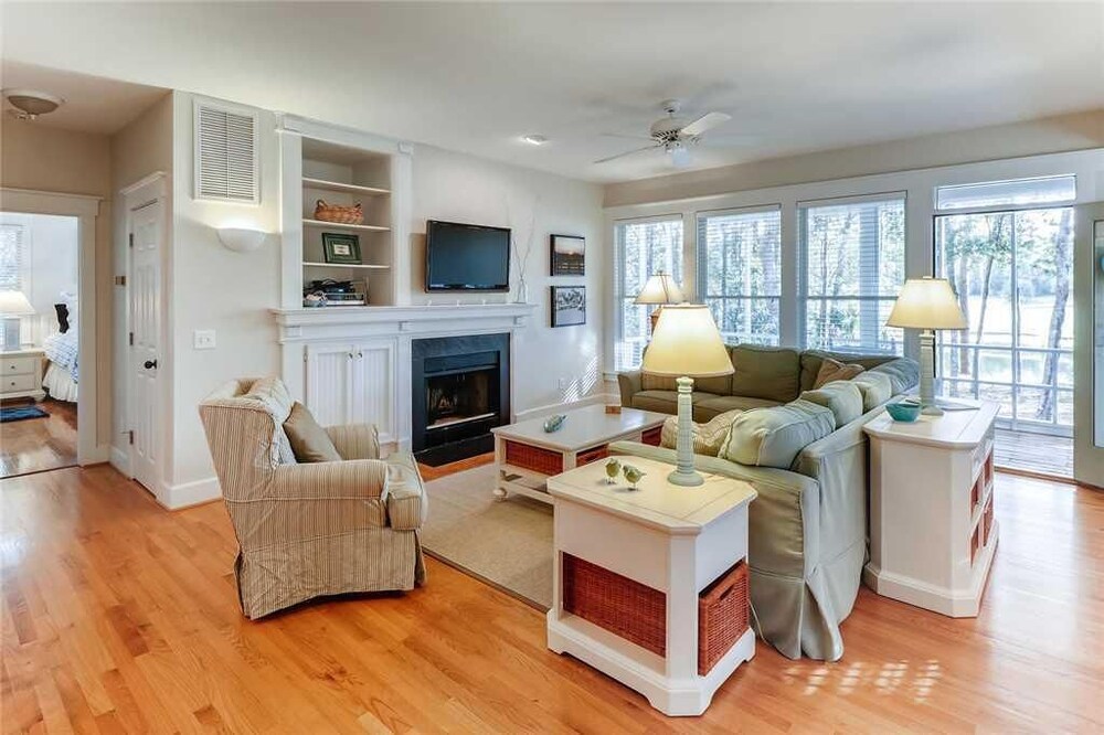 Watch the golfers play, quiet forest area, spacious home, BHI