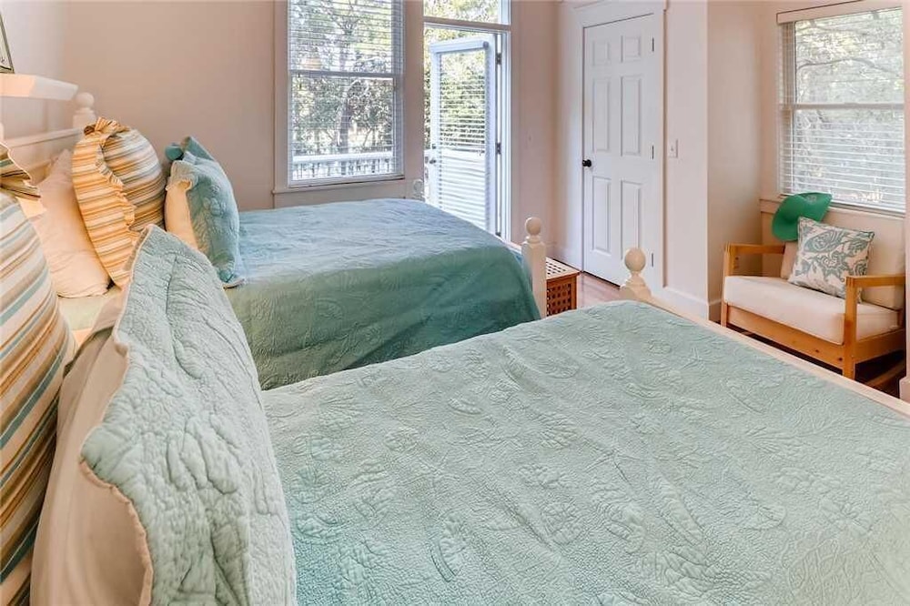 Watch the golfers play, quiet forest area, spacious home, BHI