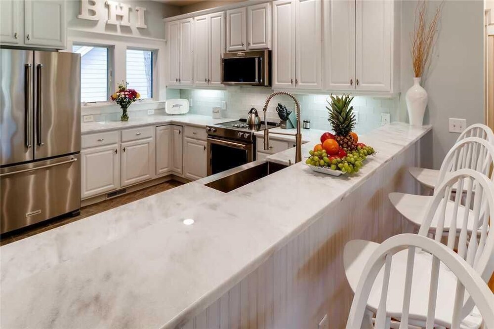 Watch the golfers play, quiet forest area, spacious home, BHI