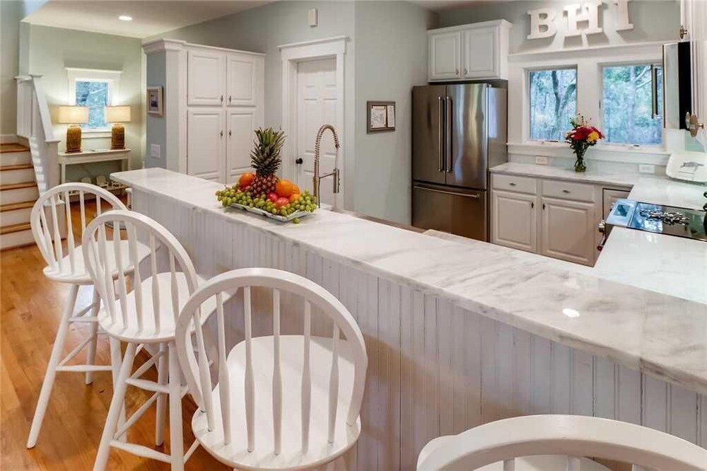 Watch the golfers play, quiet forest area, spacious home, BHI