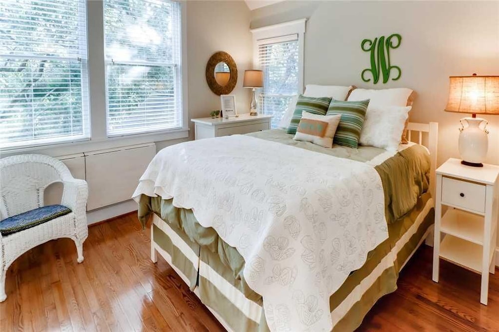 Watch the golfers play, quiet forest area, spacious home, BHI